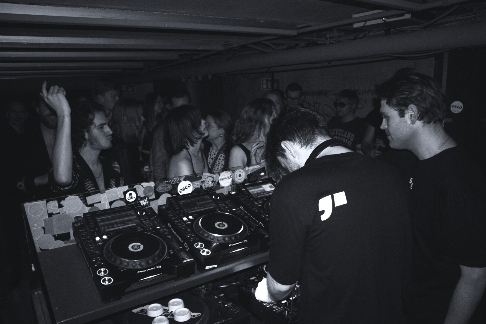 Hovland and Marensius performing back to back in the Villa Sweatshop.